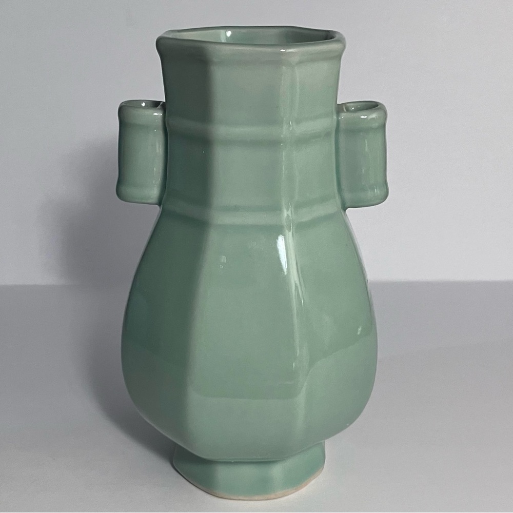 Vintage Chinese HU ARROW VASE / 7 Inches CELADON GREEN / Stylish, NEAR-MINT